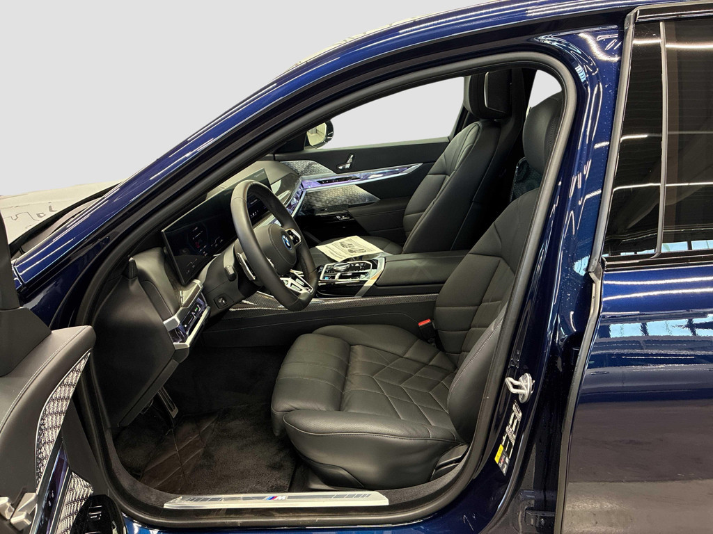BMW i7