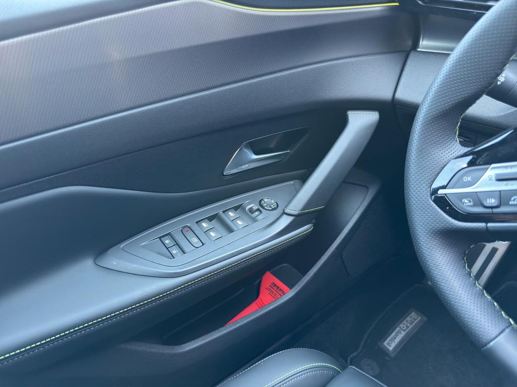 Peugeot e-308