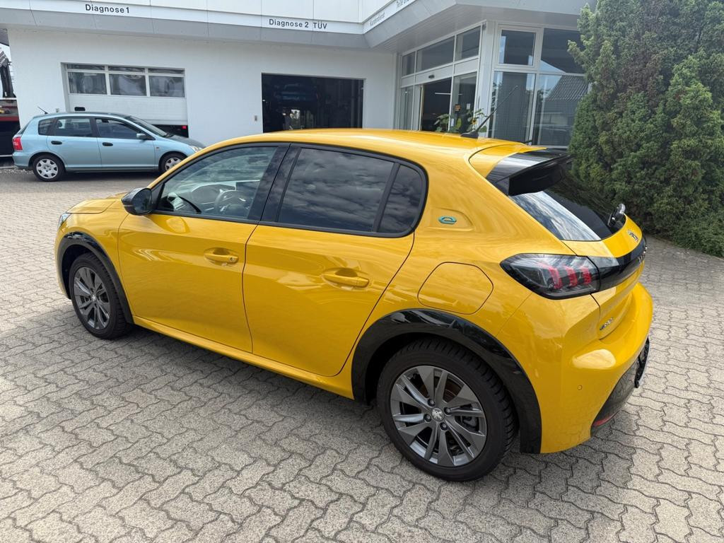 Peugeot e-208