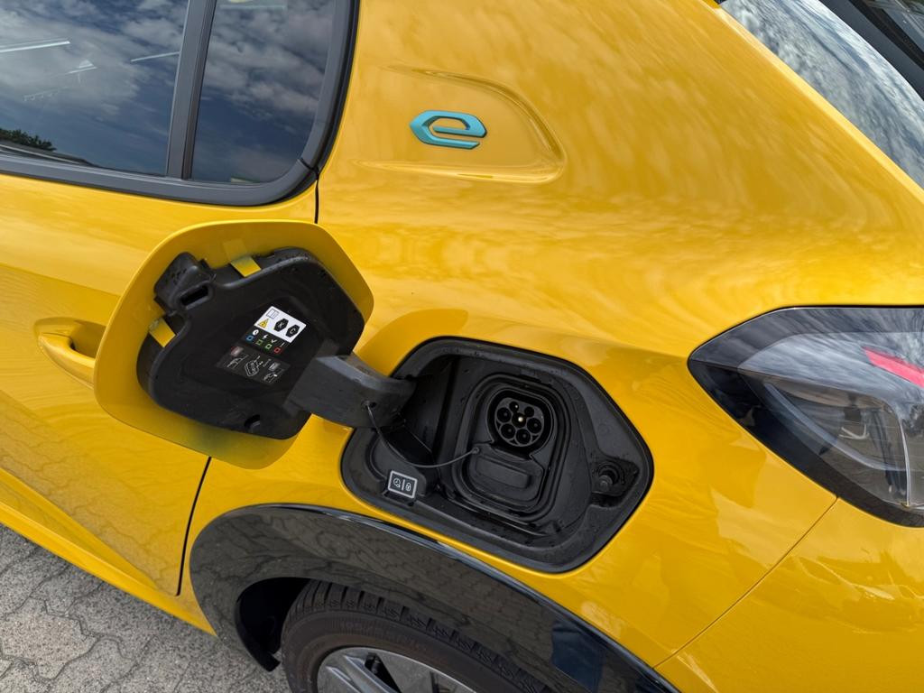 Peugeot e-208