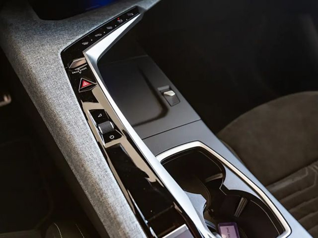 Peugeot E-3008