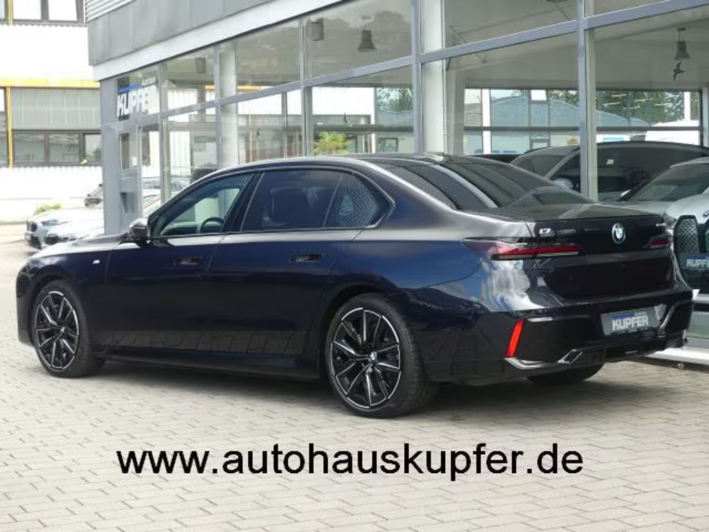 BMW i7