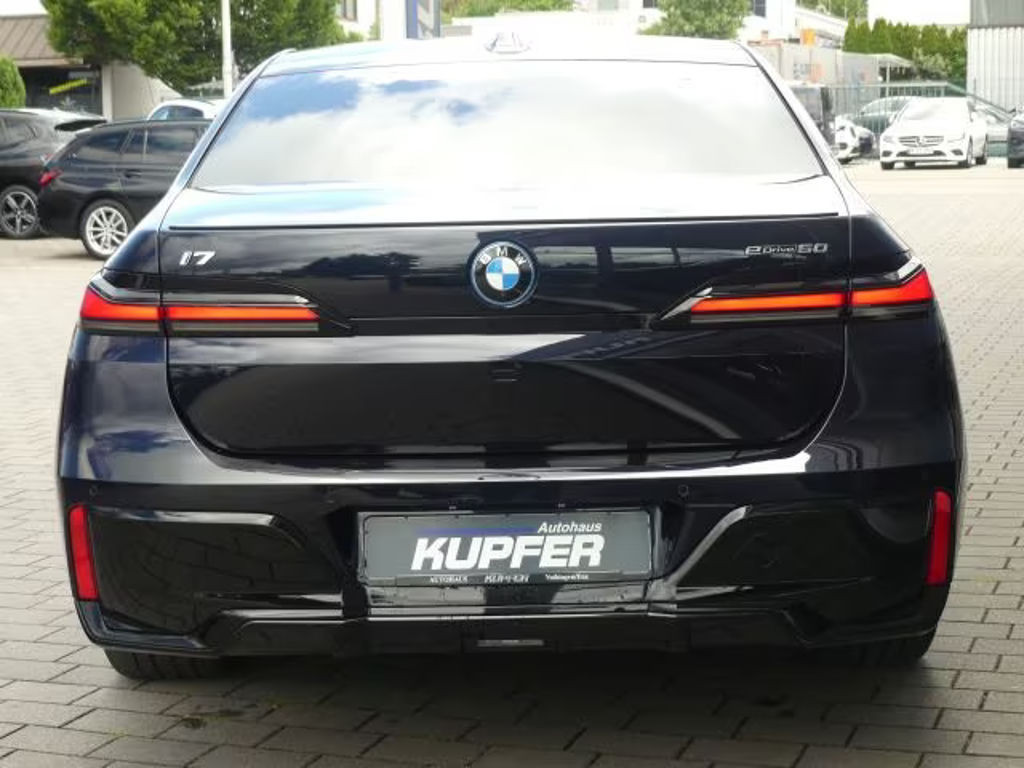 BMW i7