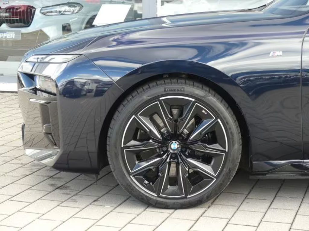 BMW i7