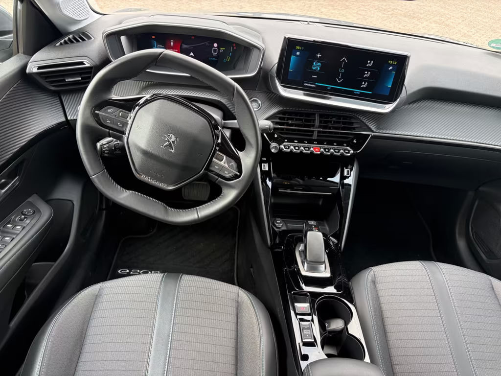 Peugeot e-208