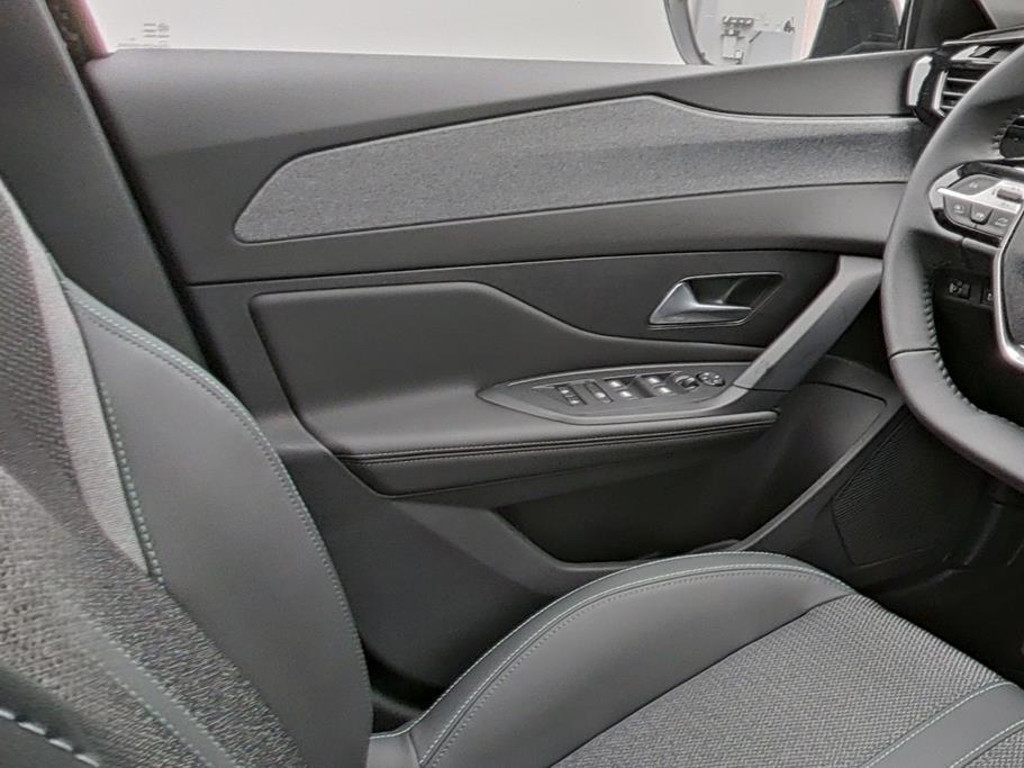 Peugeot e-308