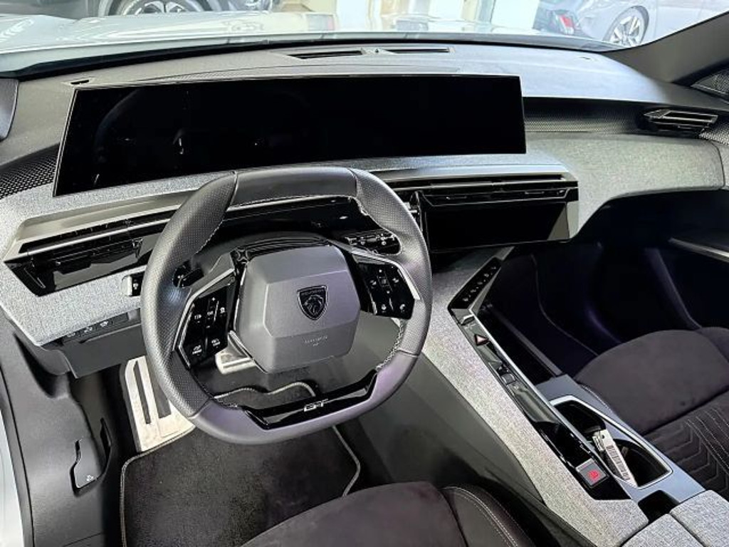 Peugeot E-5008
