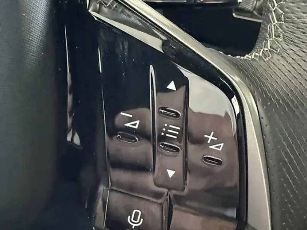 Peugeot E-5008