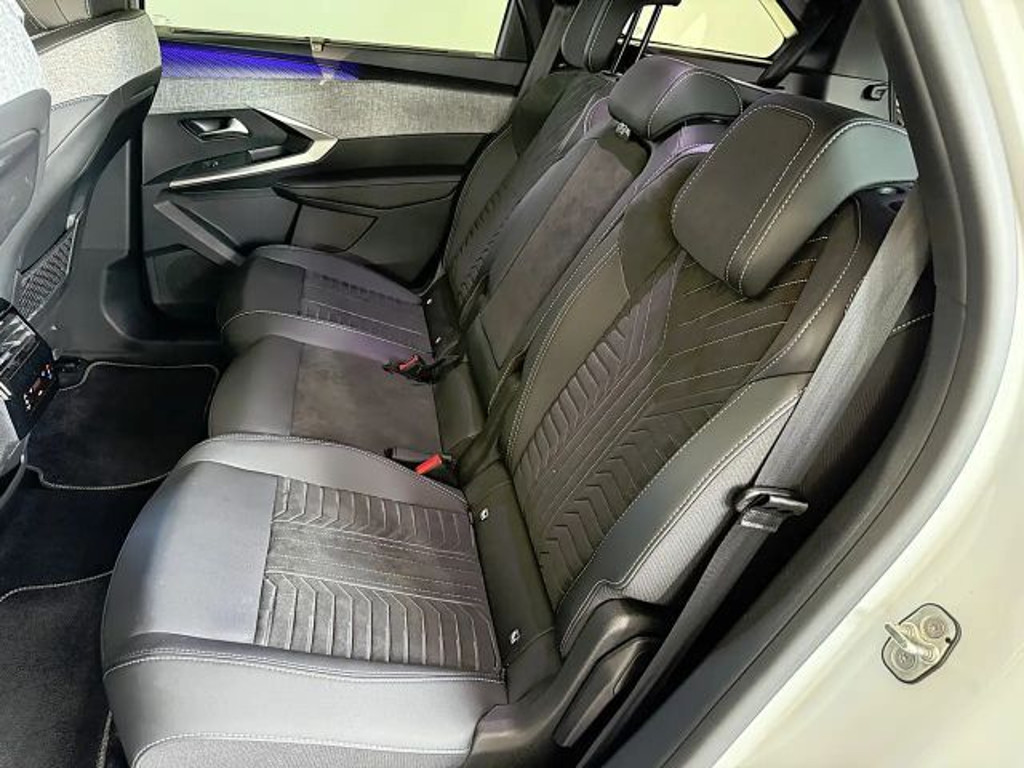 Peugeot E-5008