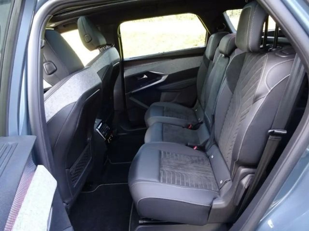 Peugeot E-5008