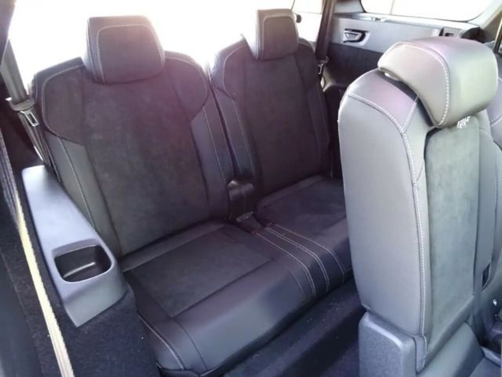 Peugeot E-5008