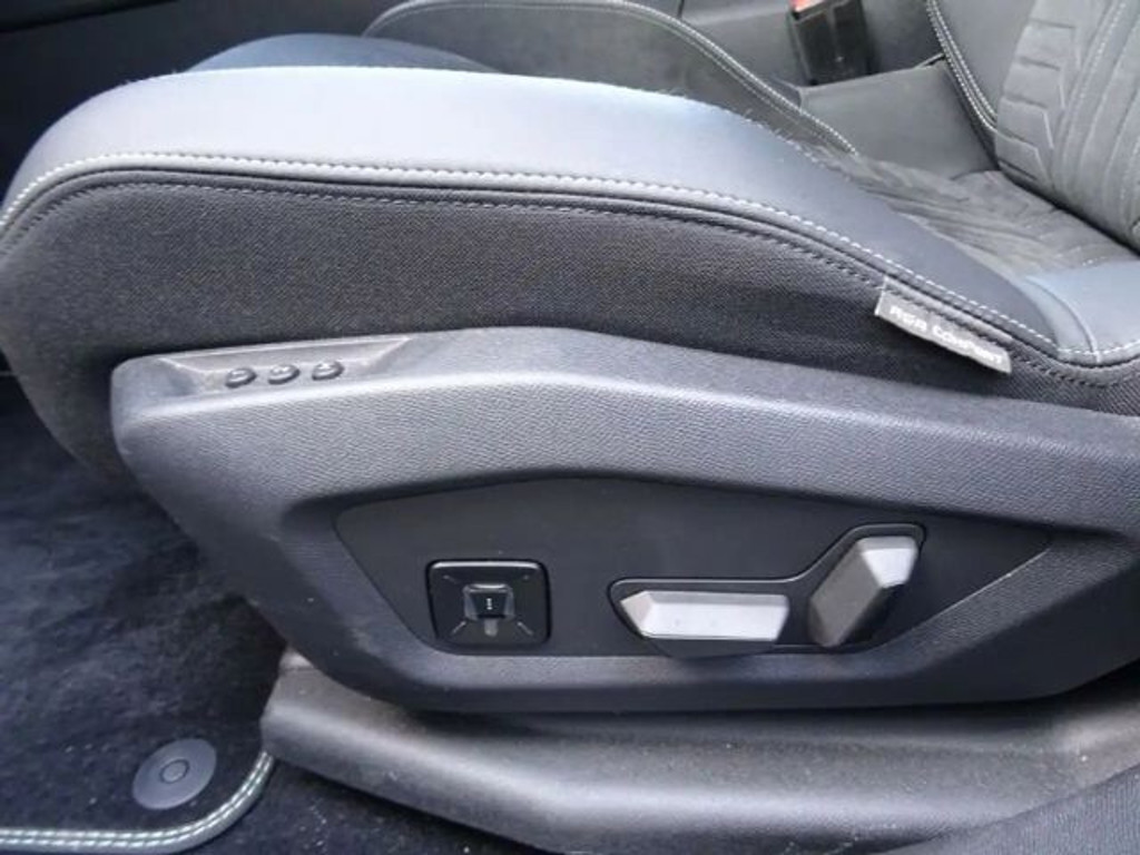 Peugeot E-5008