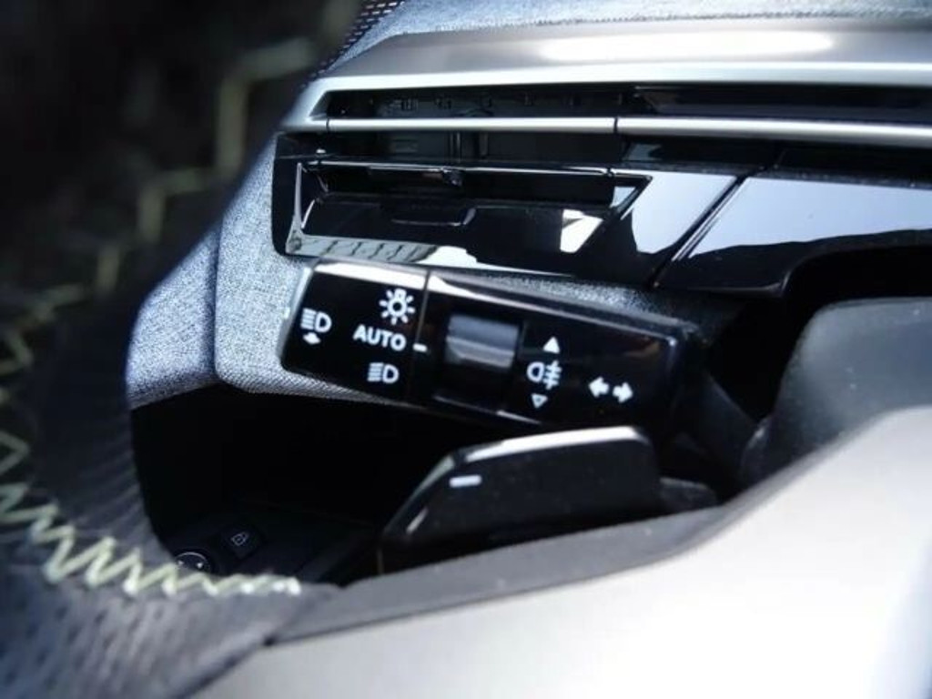 Peugeot E-5008