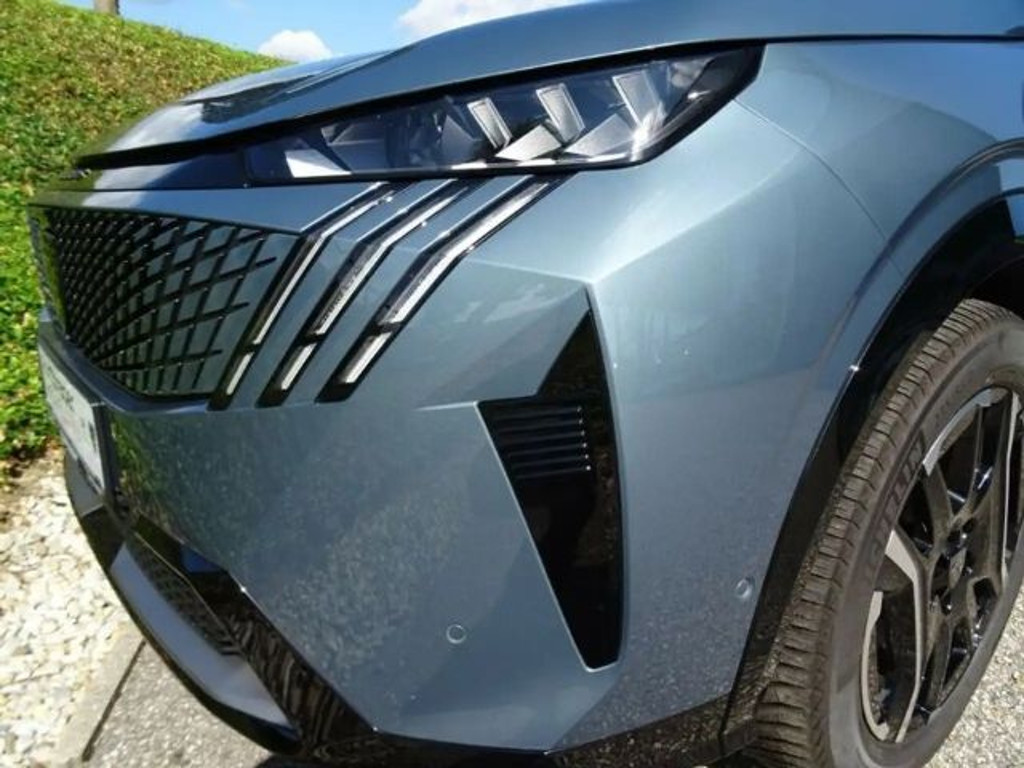 Peugeot E-5008