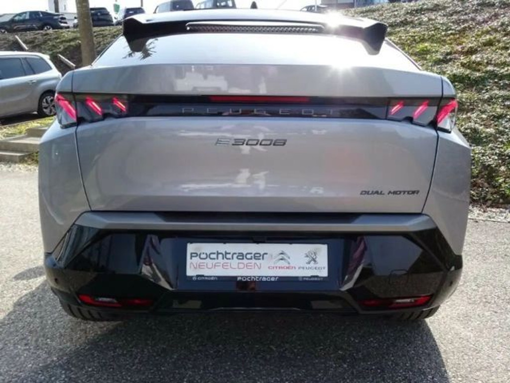 Peugeot E-3008