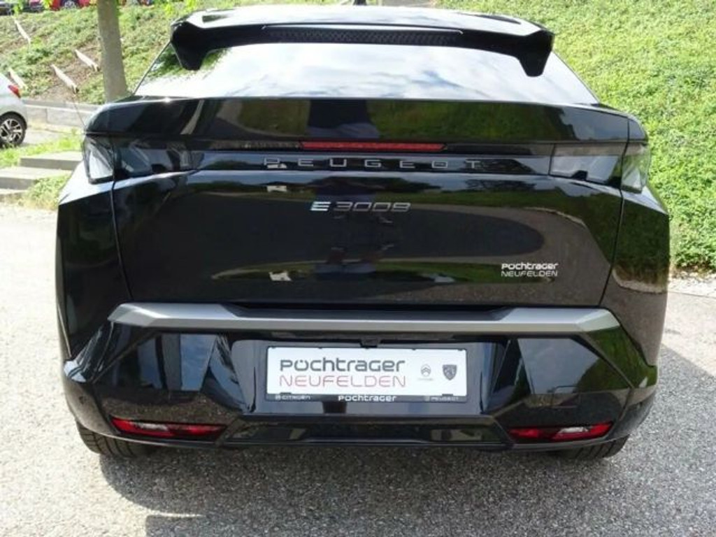 Peugeot E-3008