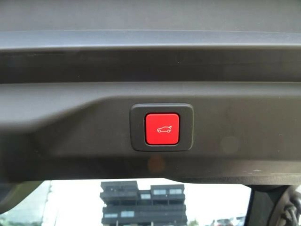 Peugeot E-3008