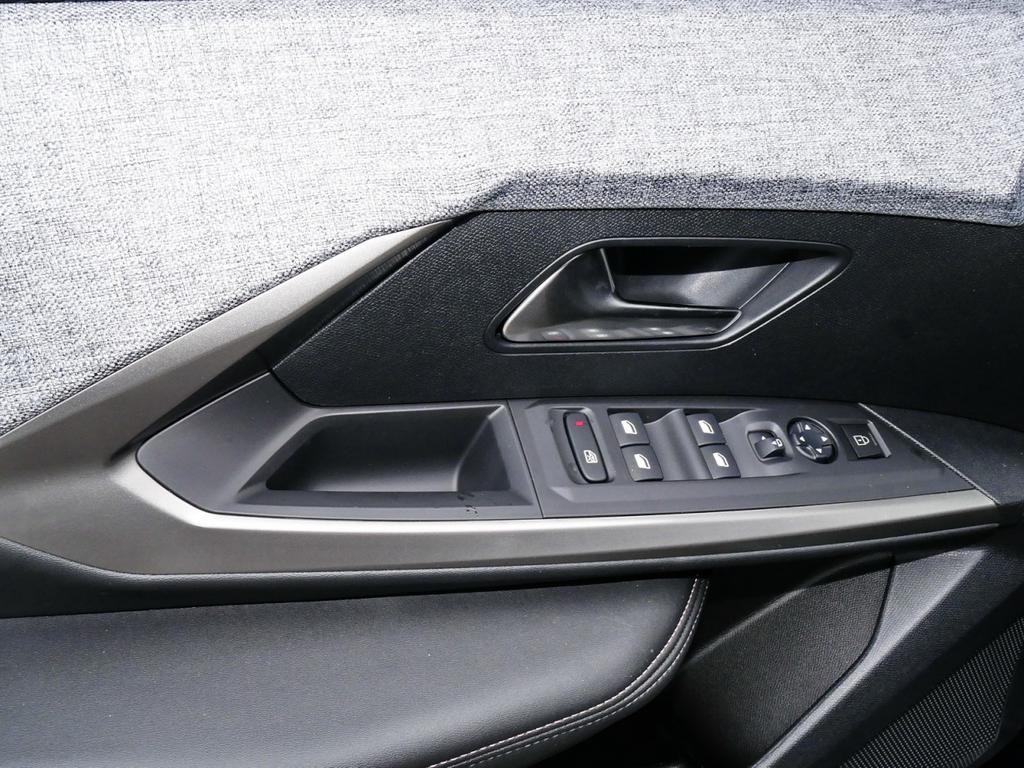 Peugeot E-3008
