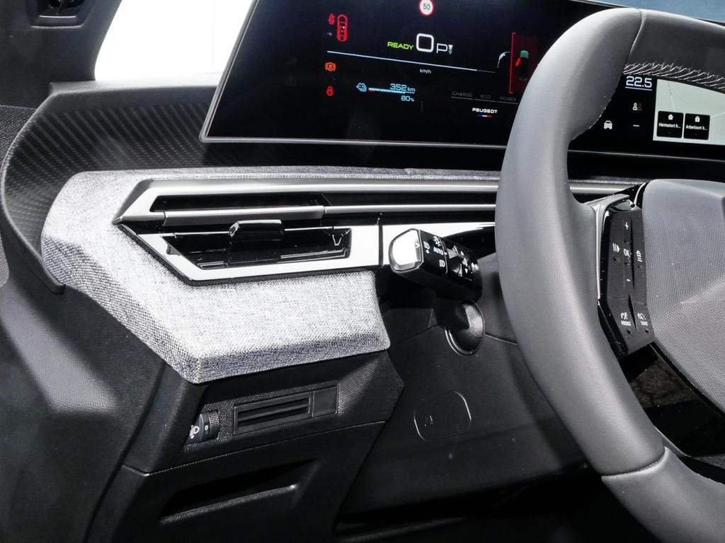 Peugeot E-3008