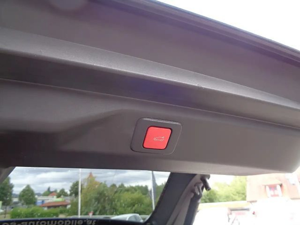 Peugeot E-3008