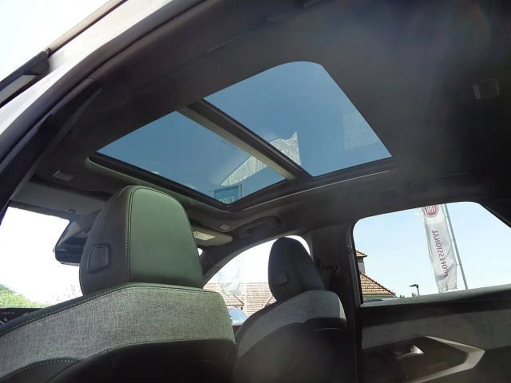 Peugeot E-3008
