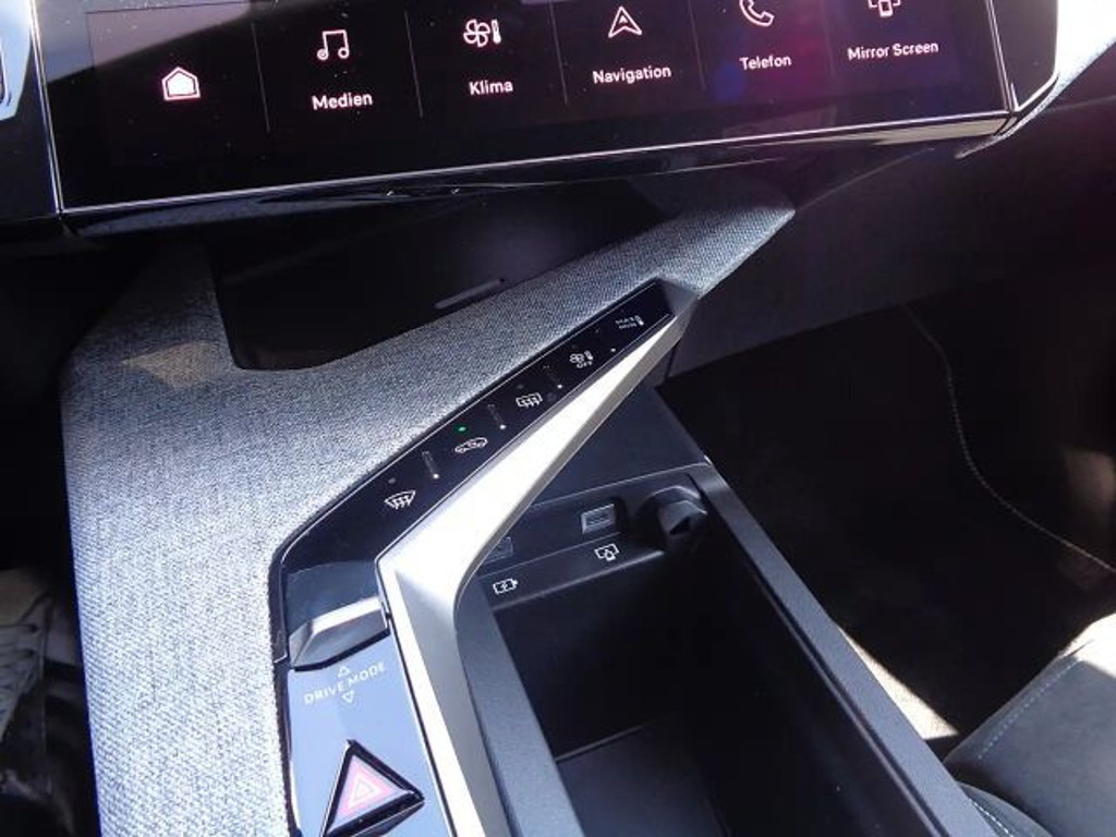 Peugeot E-3008