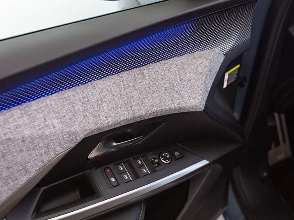 Peugeot E-5008