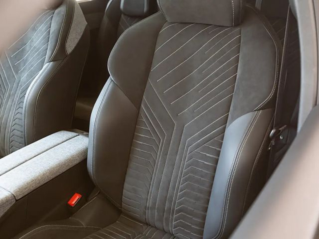 Peugeot E-5008
