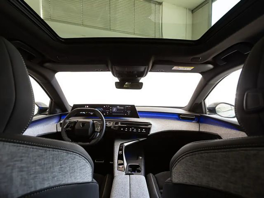 Peugeot E-5008