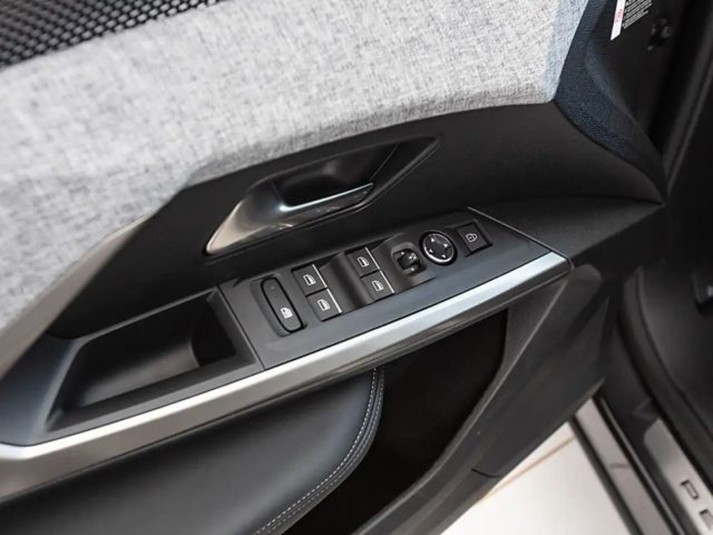 Peugeot E-5008