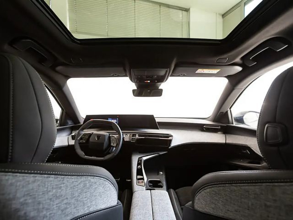 Peugeot E-5008