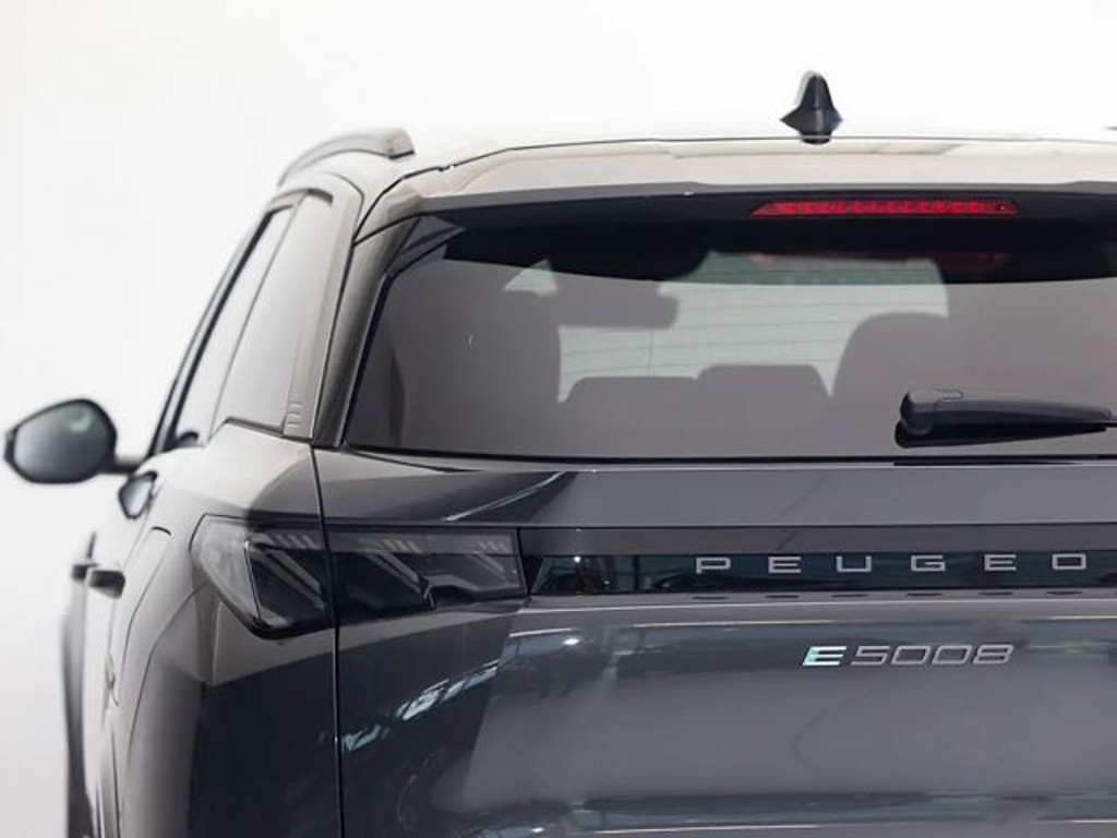 Peugeot E-5008