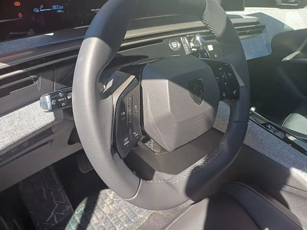 Peugeot E-5008