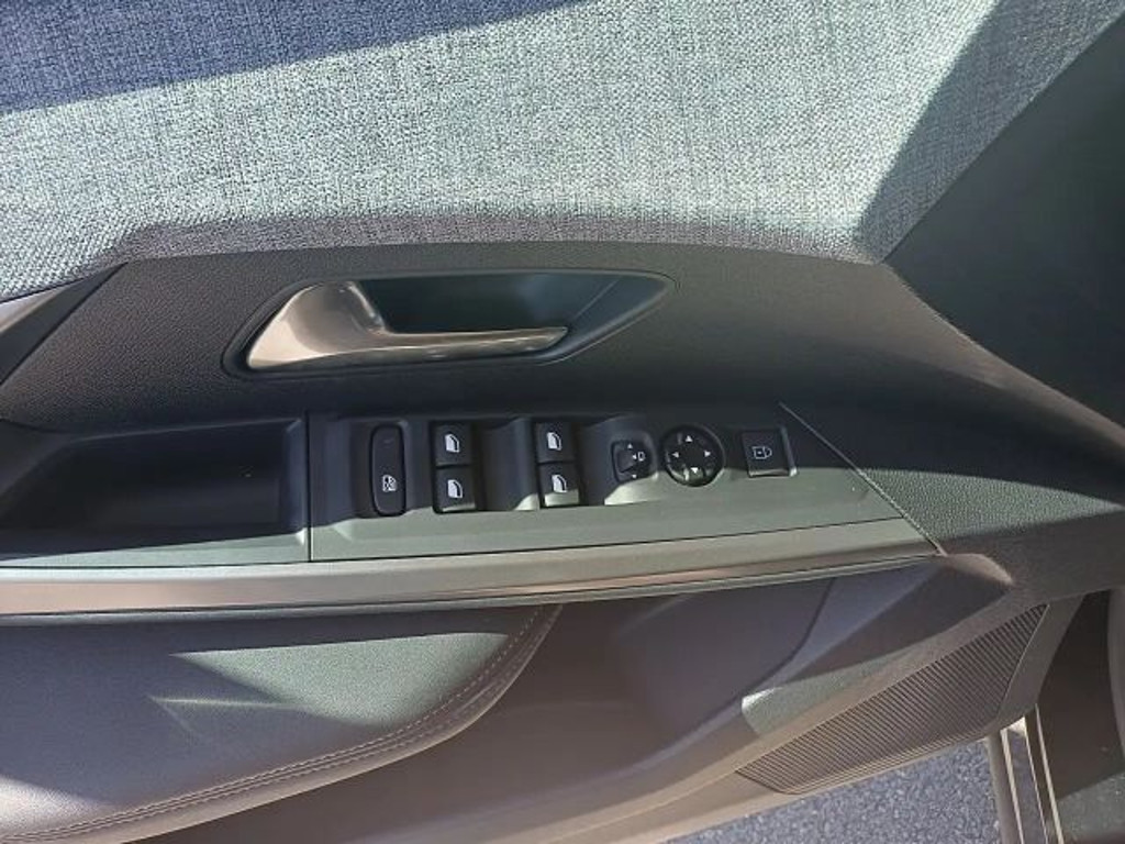 Peugeot E-5008