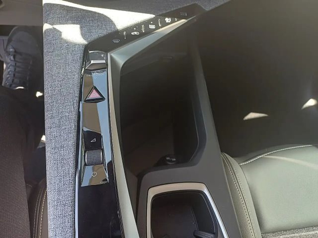 Peugeot E-5008
