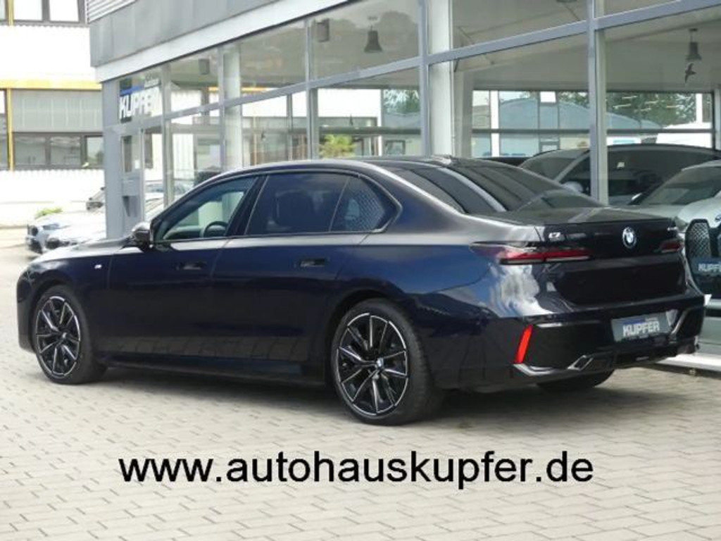 BMW i7