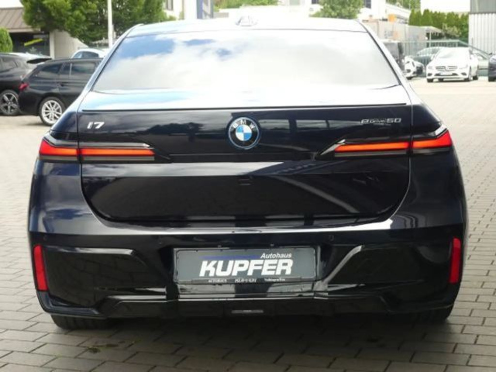BMW i7