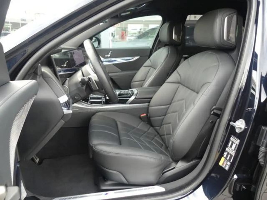 BMW i7