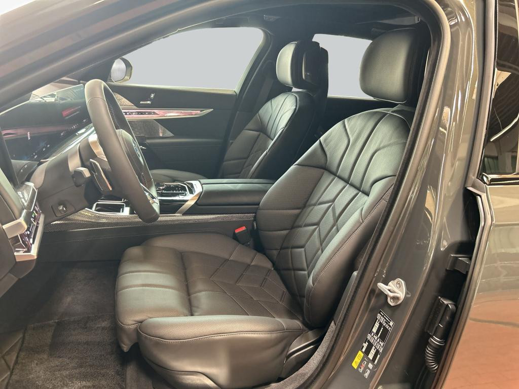 BMW i7