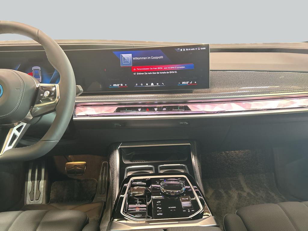 BMW i7