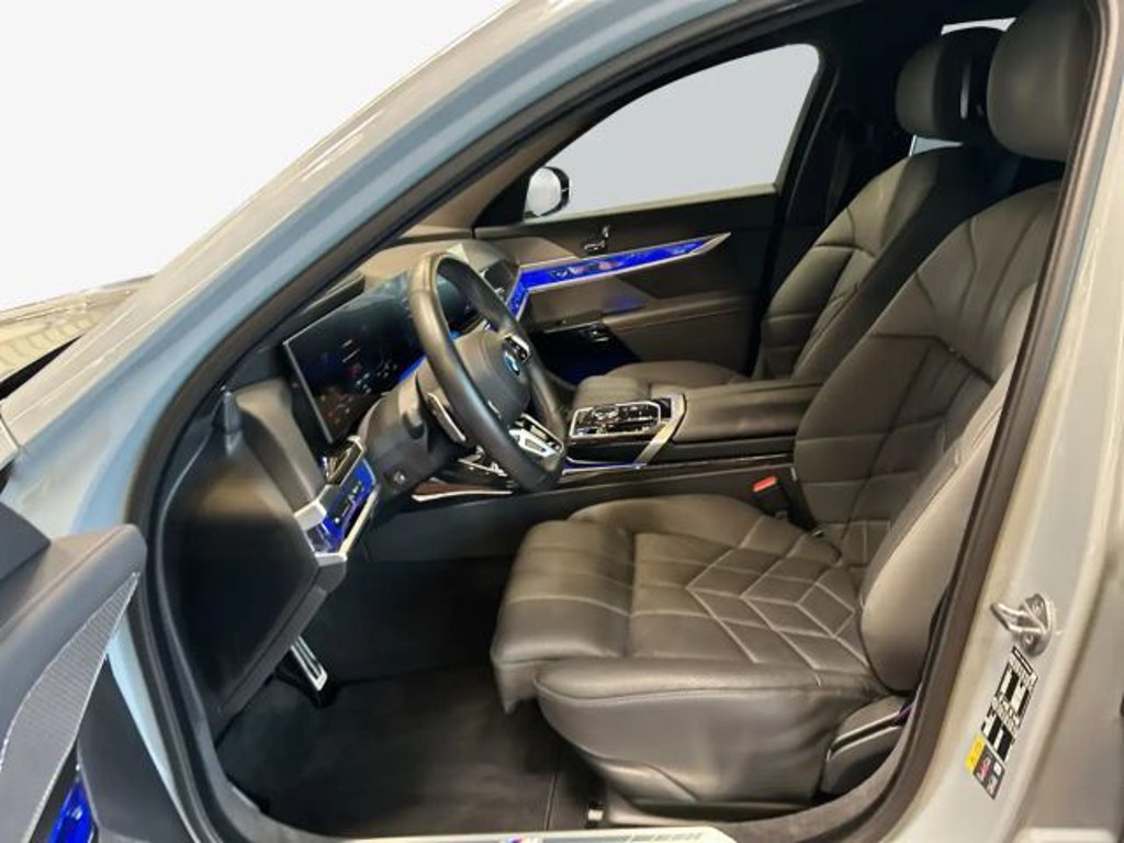 BMW i7