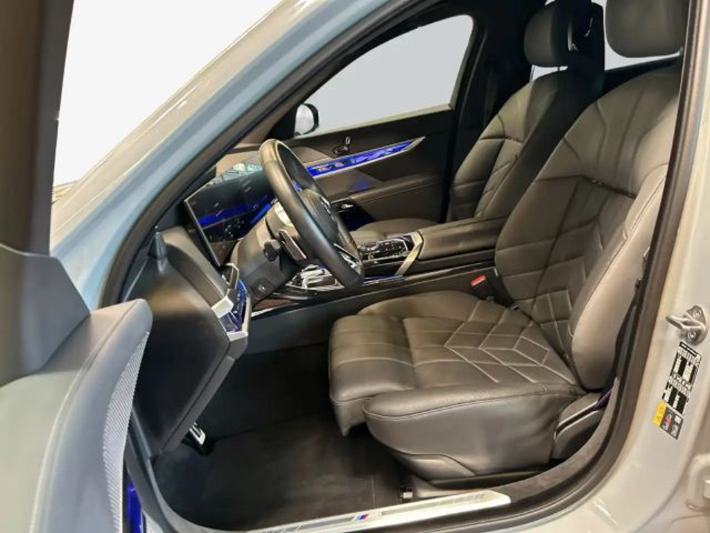 BMW i7