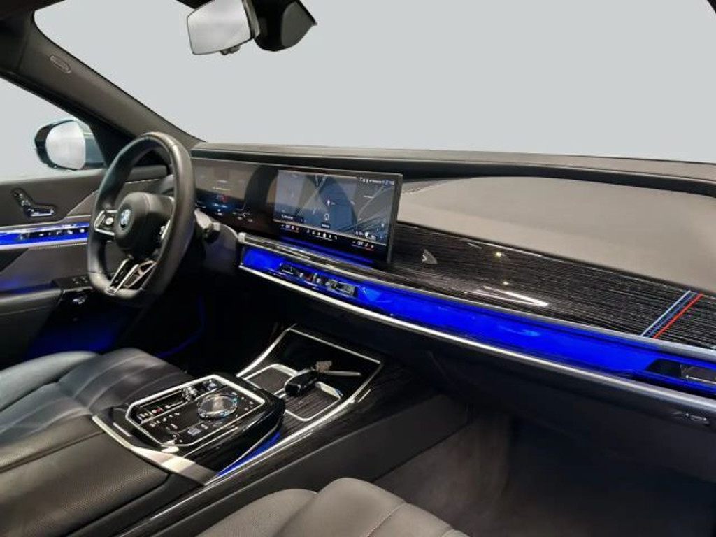 BMW i7