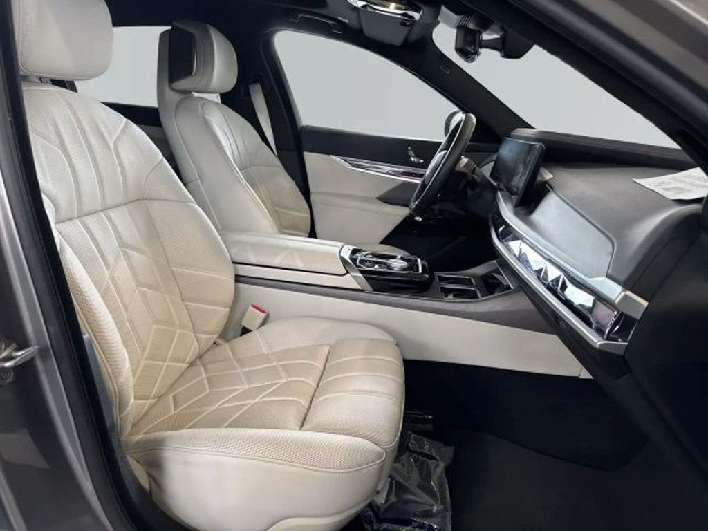 BMW i7