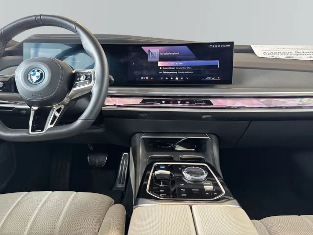 BMW i7
