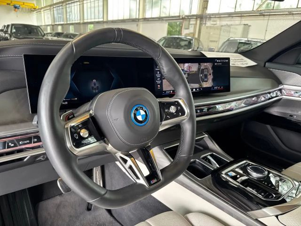 BMW i7