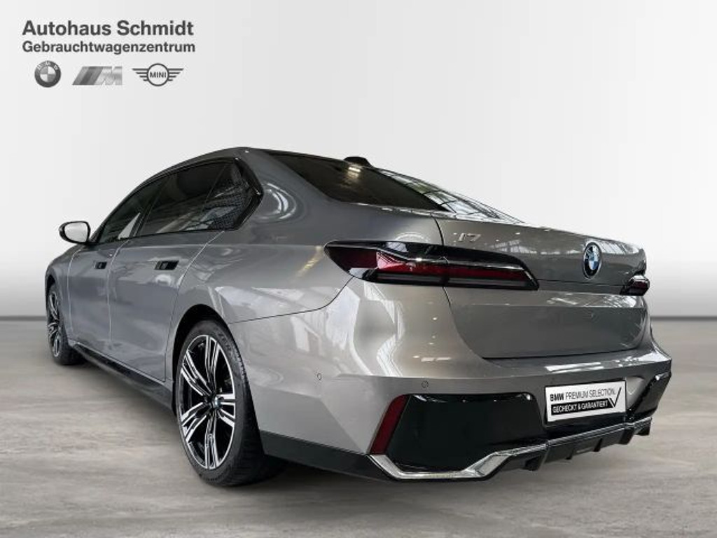 BMW i7