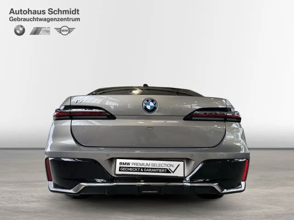 BMW i7