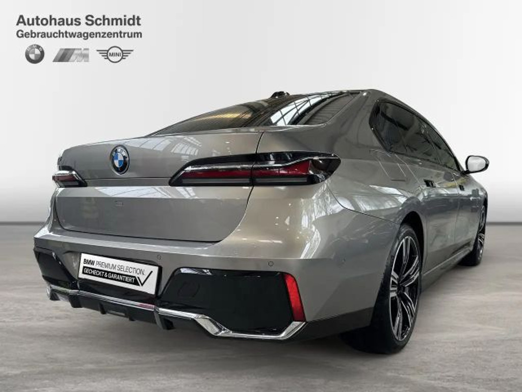 BMW i7