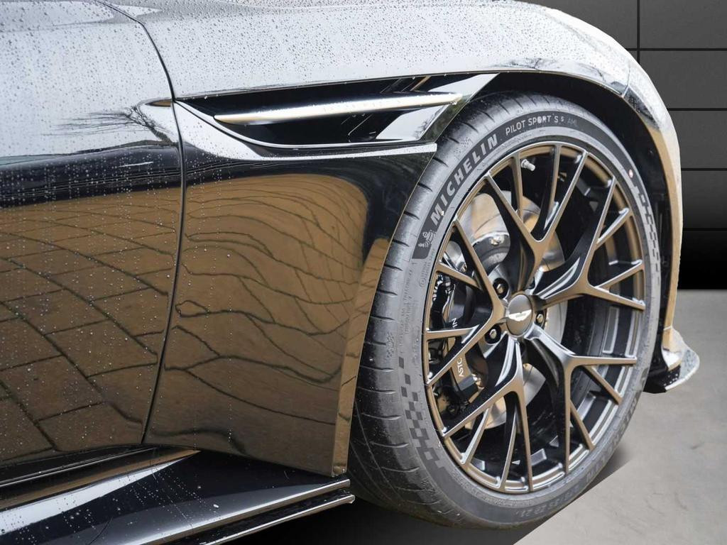 Aston Martin DB12